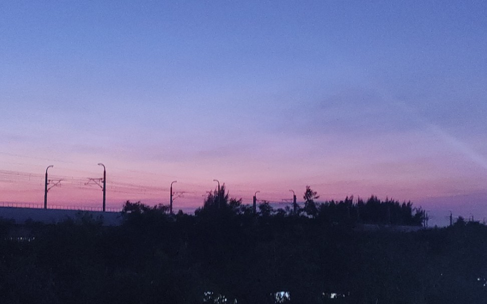 [图]很喜欢宫崎骏说的一句话:你住的城市下雨了,很想问你有没有带伞,可是我忍住了,因为害怕你说没带,而我又无能为力,就像说我爱你,却给到你想要的陪伴