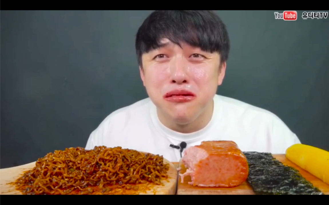 韩国深渊巨口柳球小哥吃播火鸡面方块火腿大口吃的感觉真满足