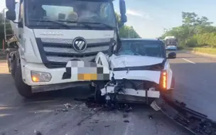 Скачать видео: 奇瑞icar03硬抗水泥罐车，钢铝混合车身强度够强，十万块钱就有这种安全性