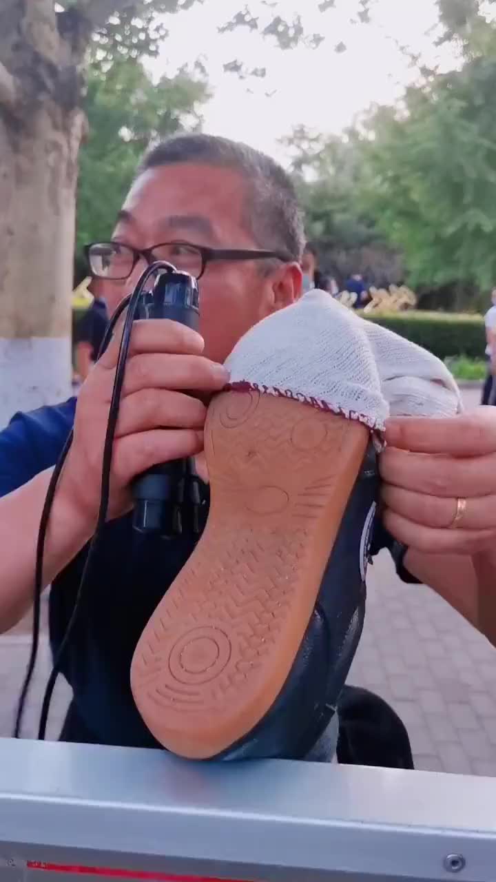 咬着脚就不容易了,还能跳绳,目前还没见过第二个人能做,中国大爷世界