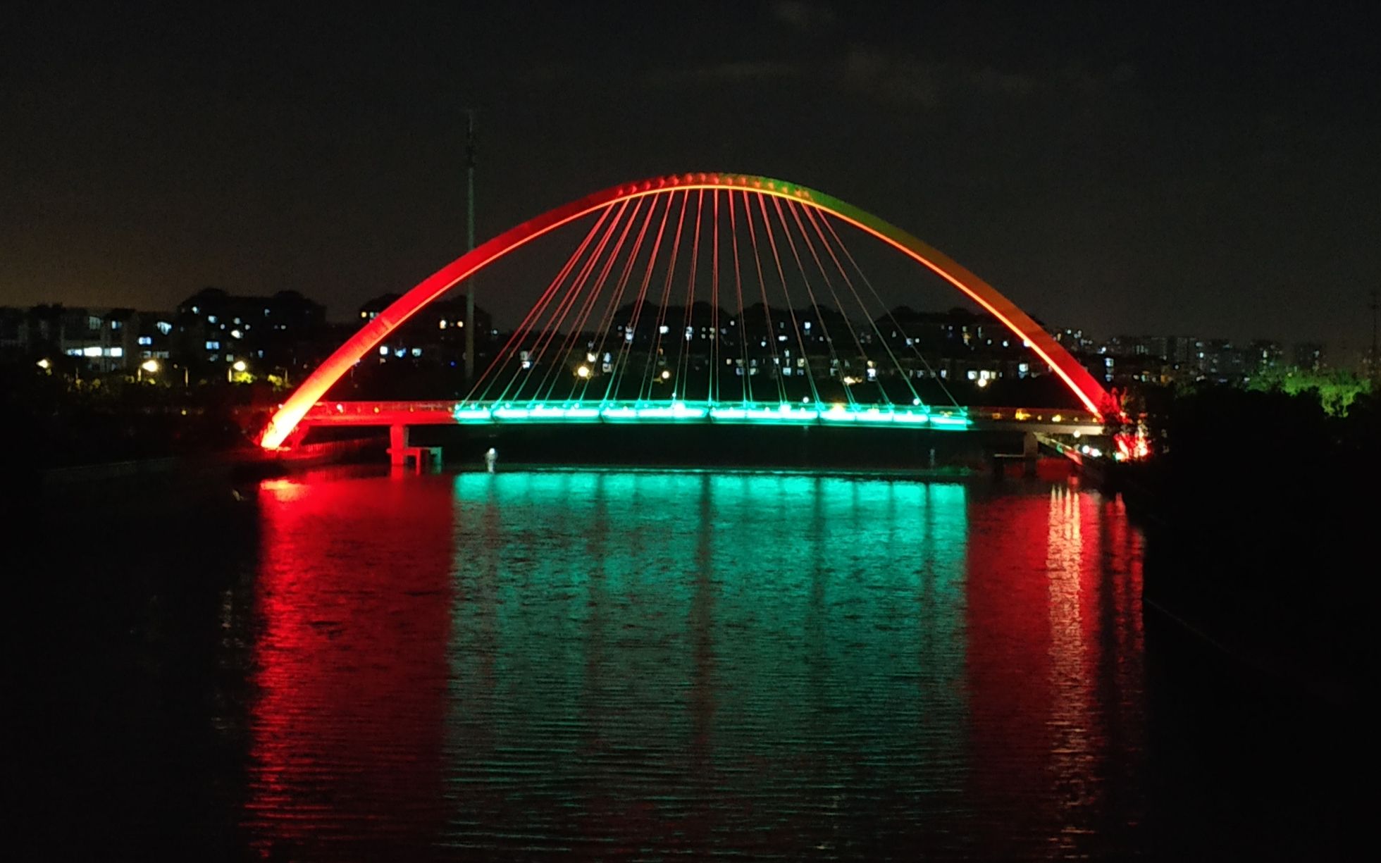 江苏苏州国庆节灯光秀昆山市陆家镇老吴淞江新建的人行景观桥