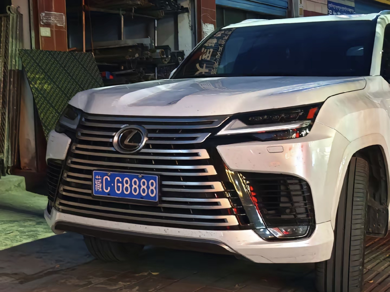 大哥的座驾,雷克萨斯lx 570 巅峰特别版,2019年10月上牌,行驶6.