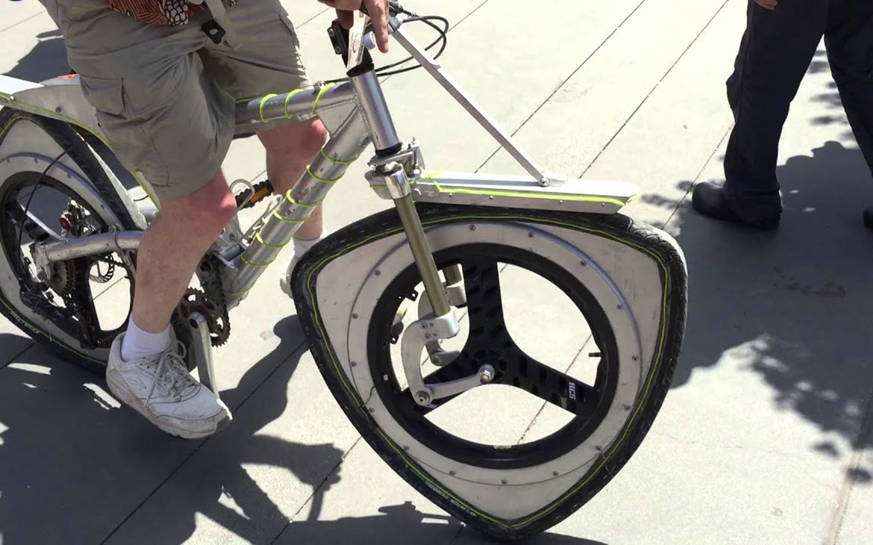 神奇的三角车轮,不是圆形照样如履平地,原理是什么