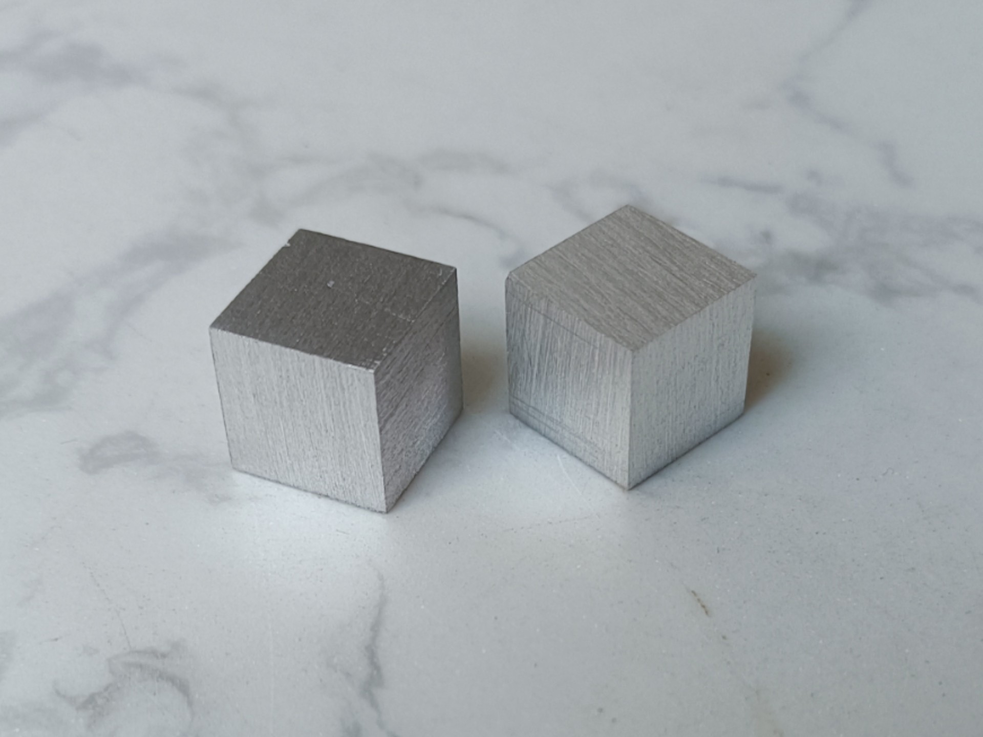 正方多型金属材料