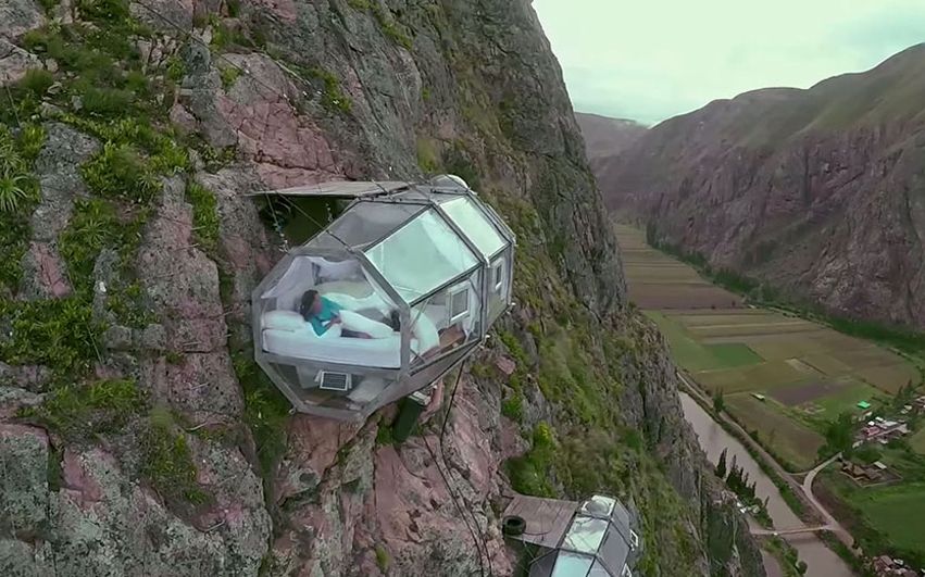 悬崖上面挂房间床下面就是万丈深渊这酒店你敢住吗