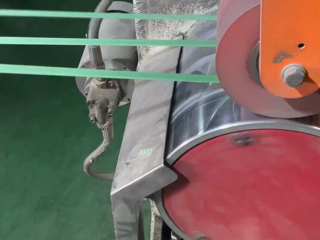 我们的塑钢带捆扎化纤压包牢固可靠