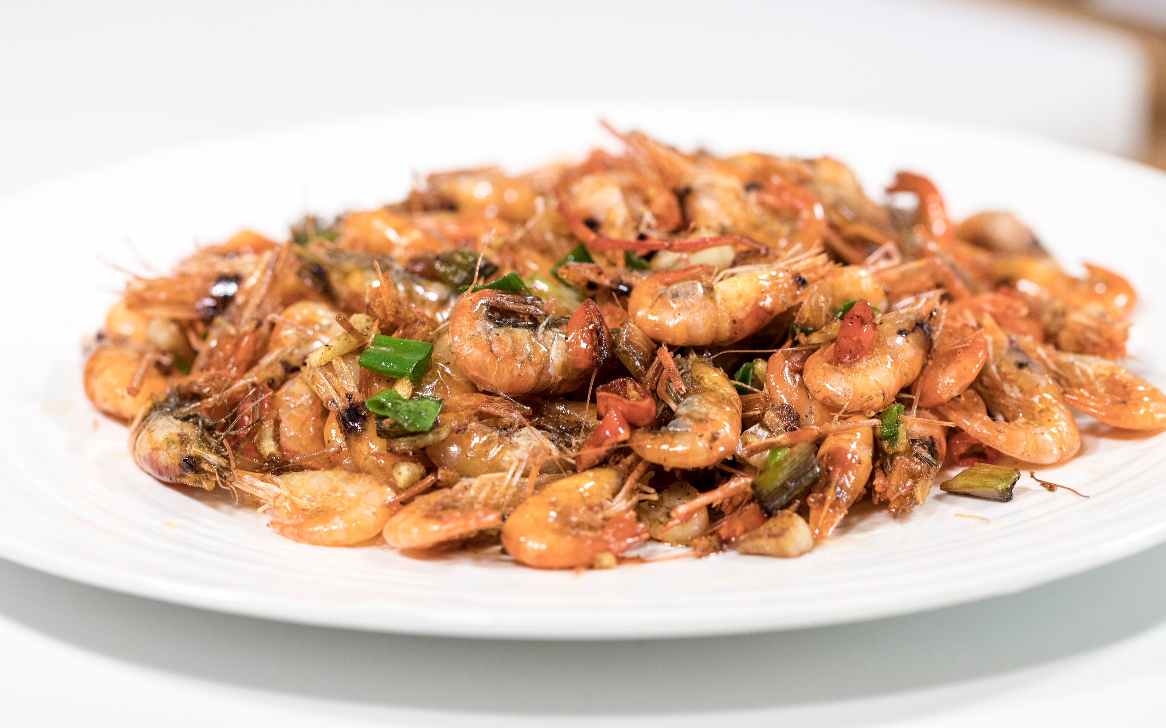 三两虾能做一大盘的椒盐河虾出来的酥脆鲜香色泽亮丽是待客好菜