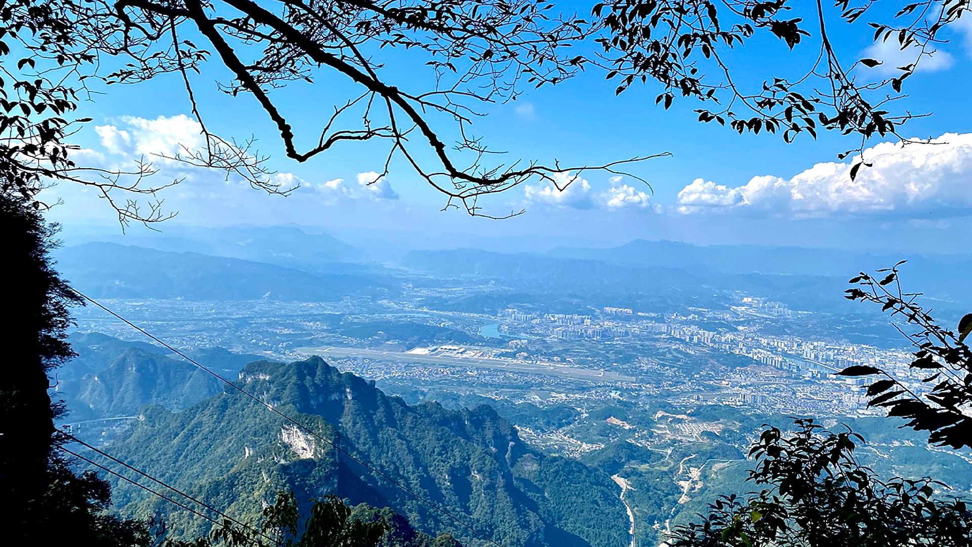 家住仙山下 #在天门山上俯瞰张家界市