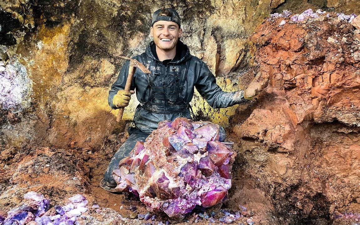 一声巨响之后爆破后的废弃矿坑中惊现稀世紫水晶这种级别宝石很难得
