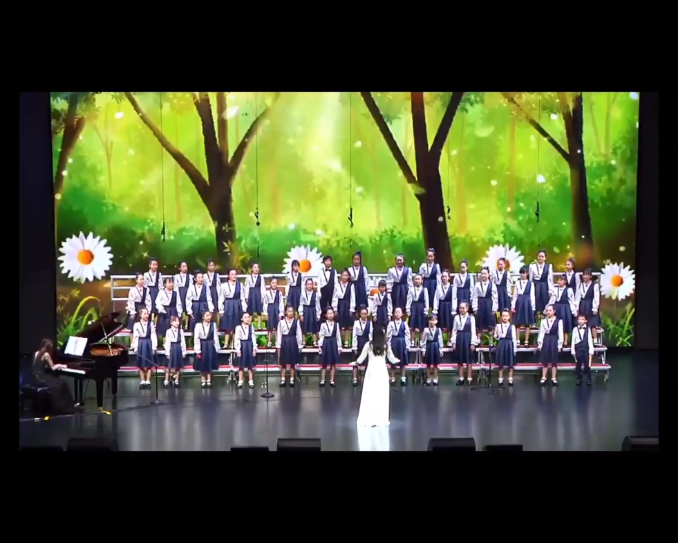 [图]清远市凤翔小学合唱团演唱粤语歌曲《山野间》