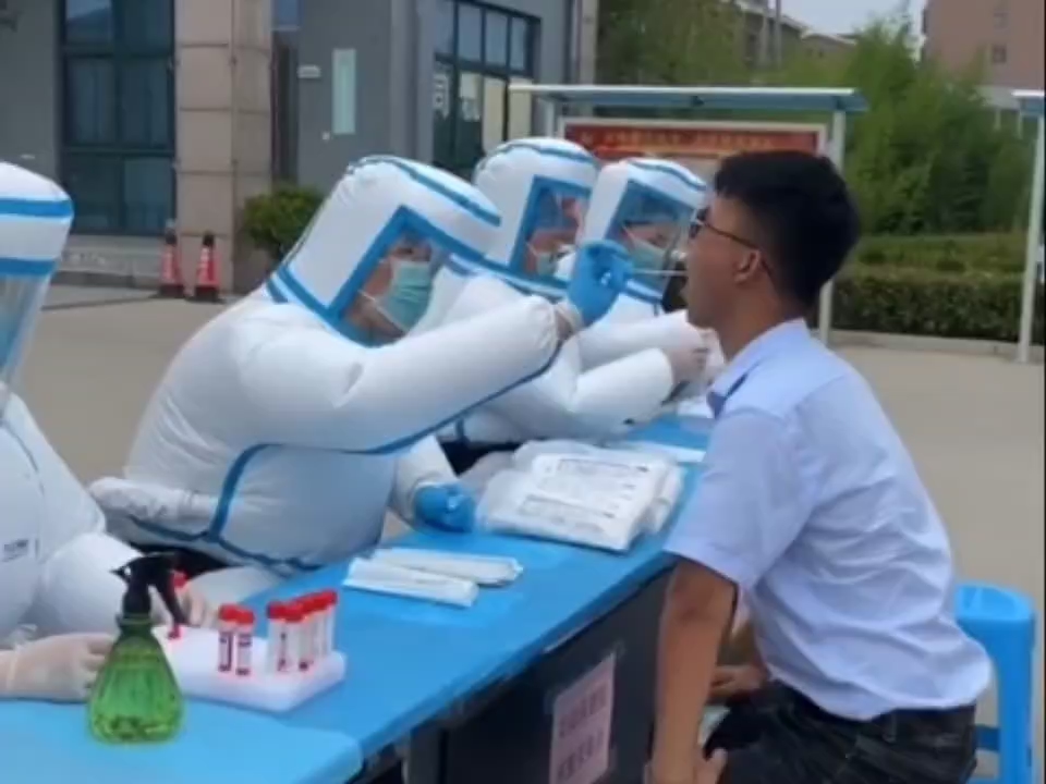 大白穿上新款防护服不惧炎热网友好可爱