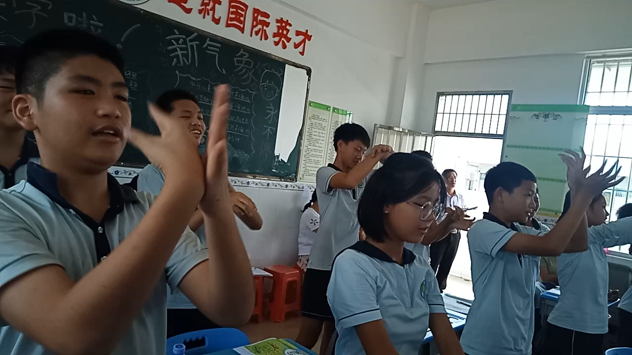 初中生课堂激情翻跳……_哔哩哔哩_bilibili