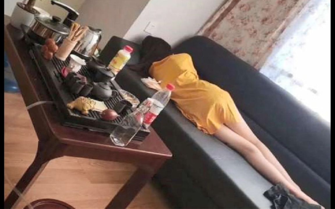 早上来办公室,看见秘书这样.她是不是不想干了?