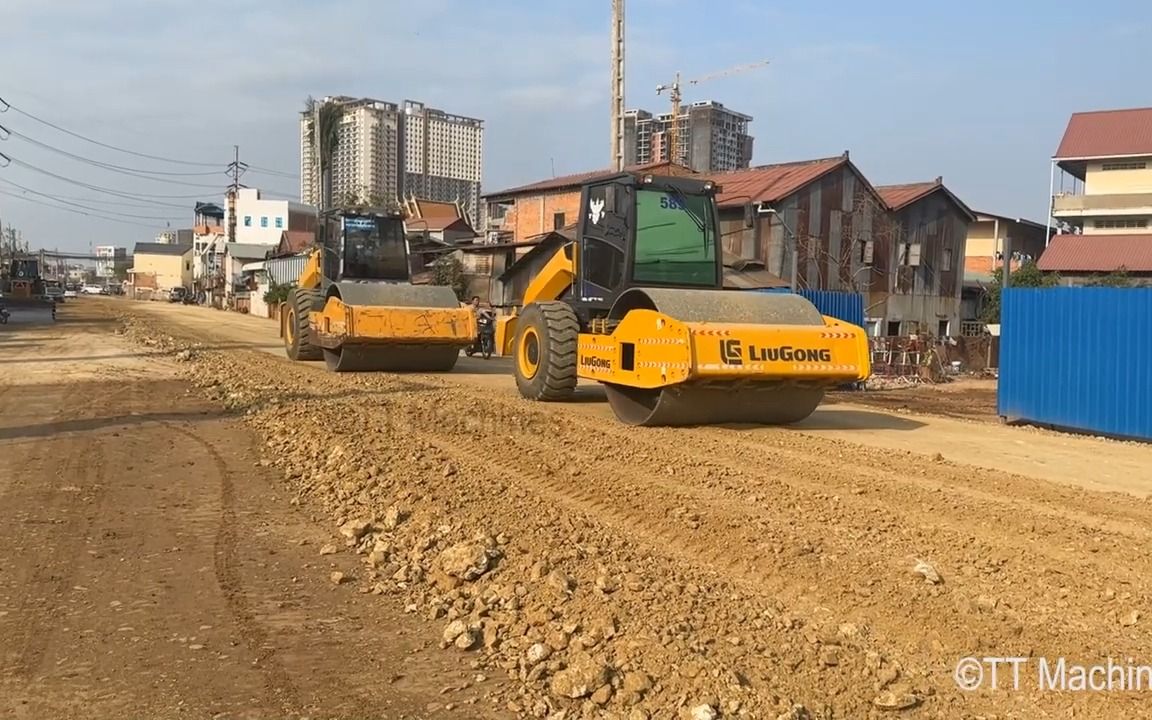 小松推土机和柳工压路机在柬埔寨乡村公路施工哔哩哔哩bilibili