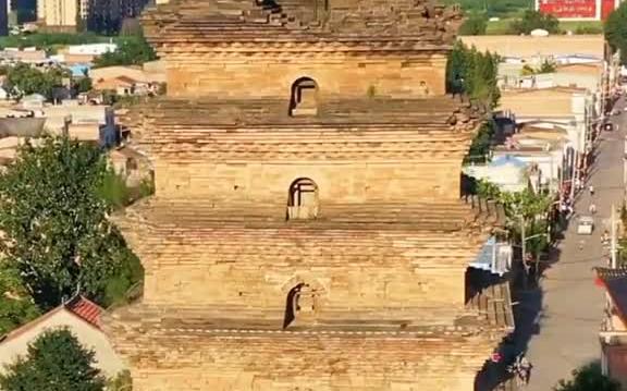 西安香积寺,唐代方形砖塔,塔始建于唐永隆二年(681年)为十三级密檐式,向上各层高度骤减,施两排菱角牙子,层间叠涩出檐,哔哩哔哩bilibili