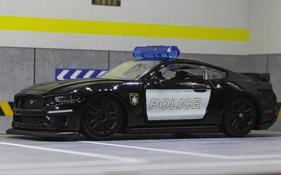 『七十七期』做工和题材都挺不错的福特野马 gt警车 美睫轮1/64 车模