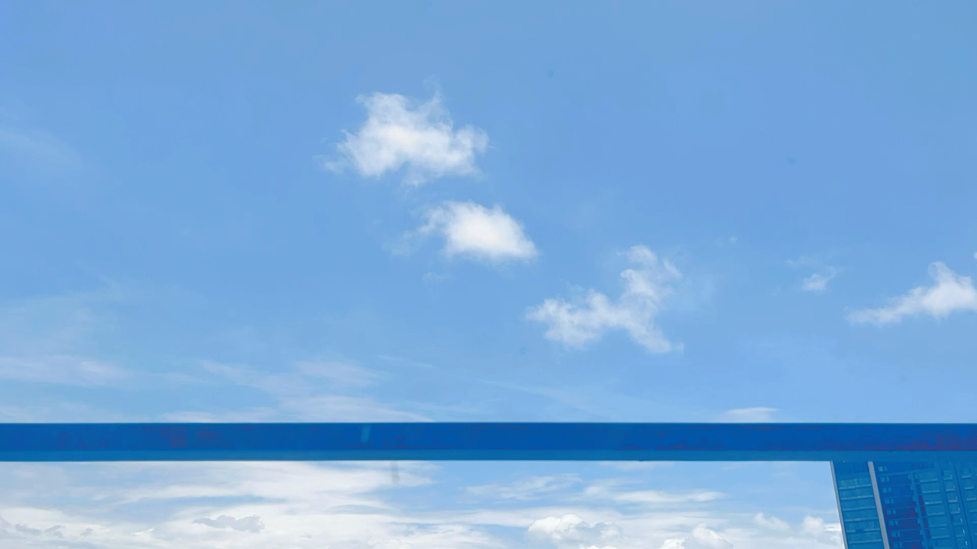 清晨醒来窗外的云美好的像第一次品尝的棉花糖