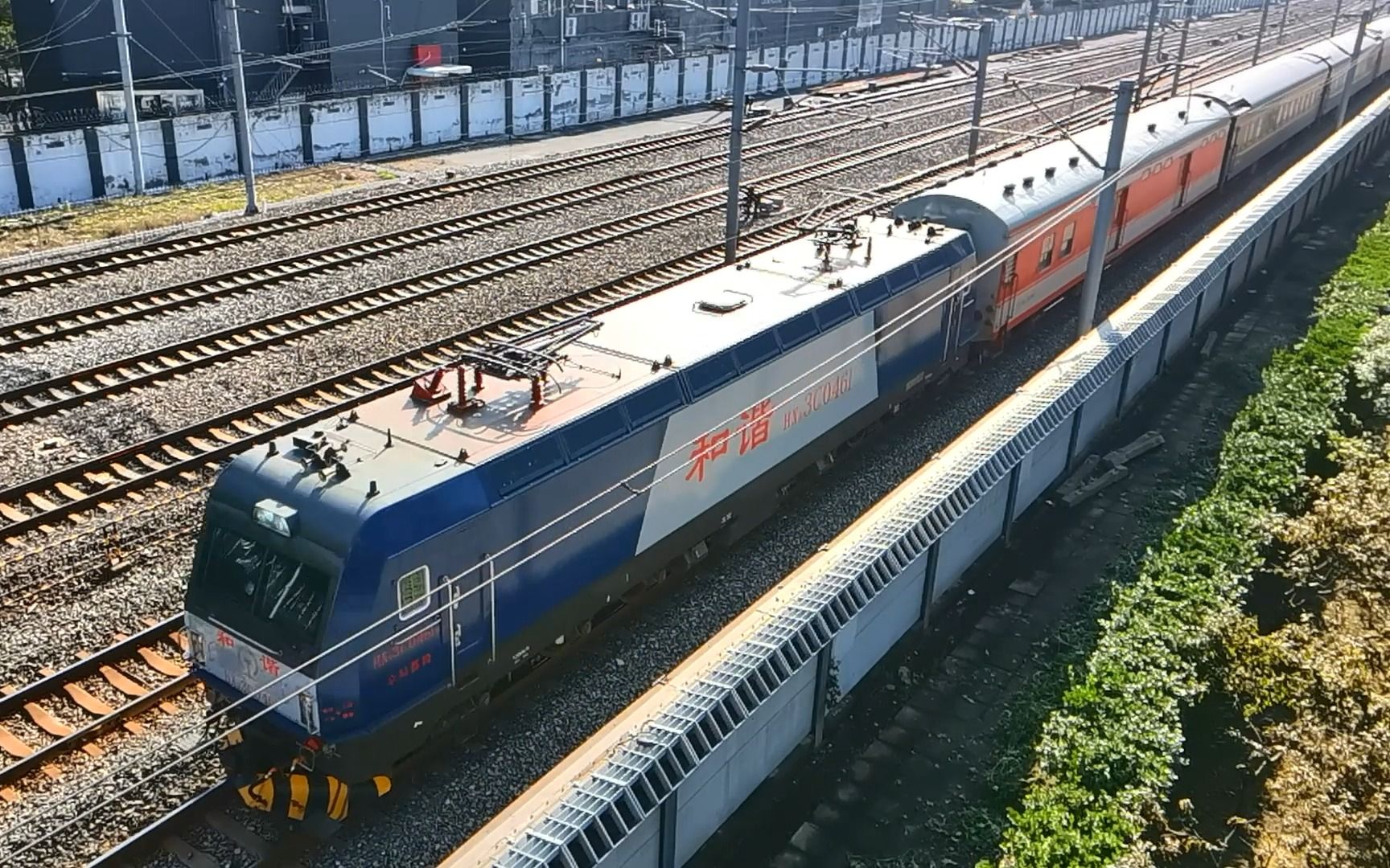 up的铁路随拍442c------鸣电笛通过的,有三节原色25g的k474次;有原色