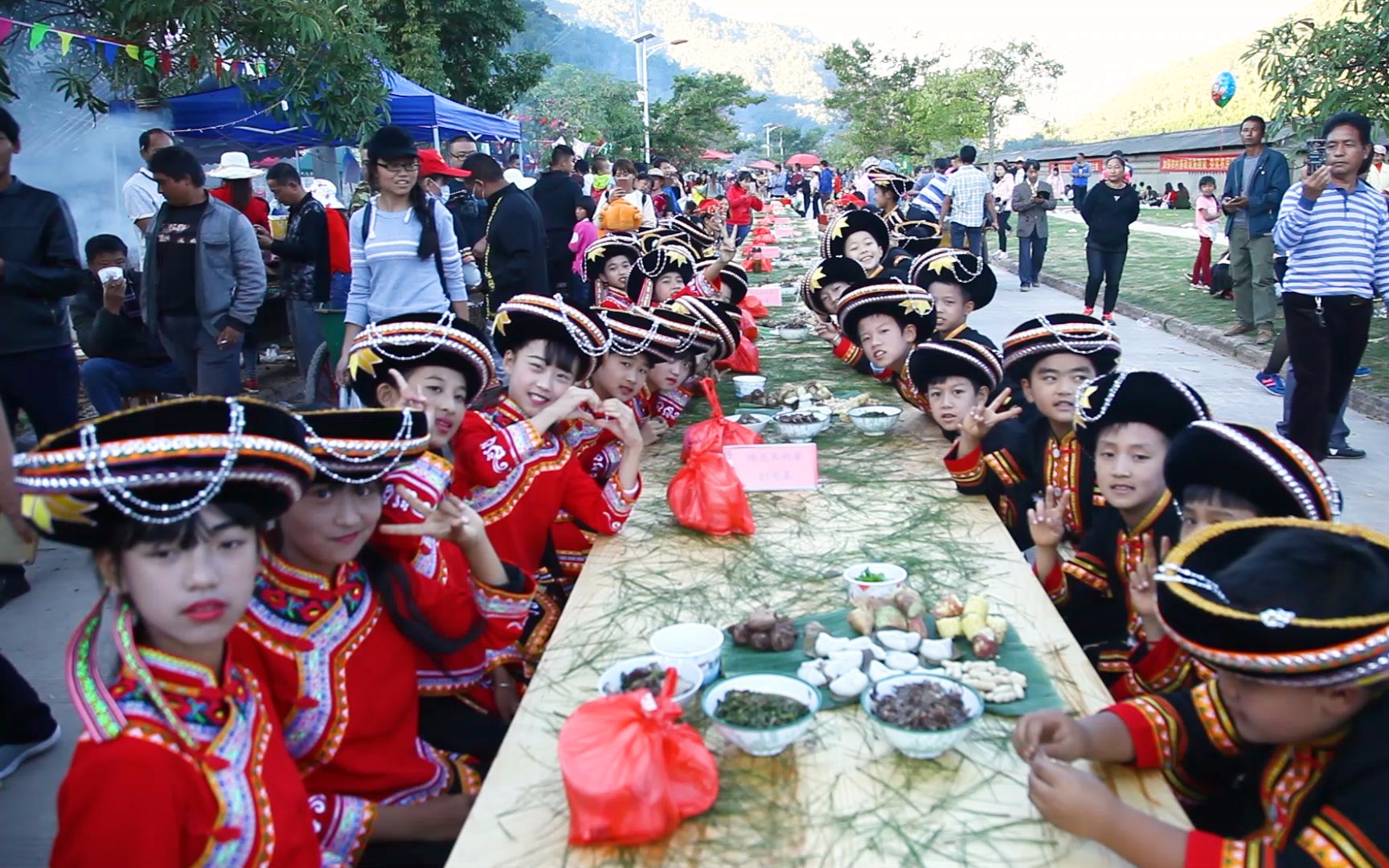 长街宴上哈尼姑娘劝酒太热情!酒量不好还真没本事吃这里的饭