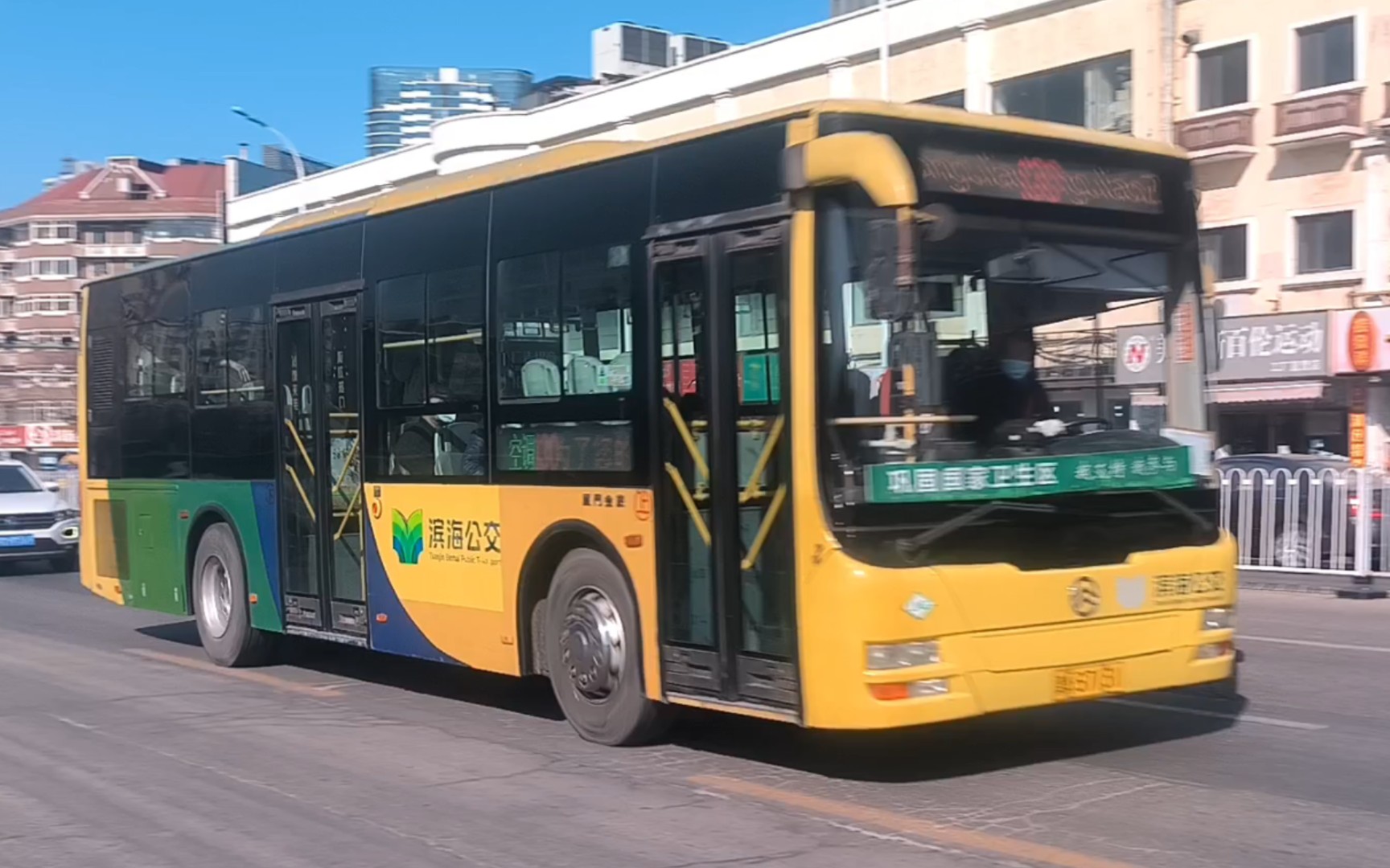 天津滨海公交130路 xml6105j15cn 行驶在上海道上