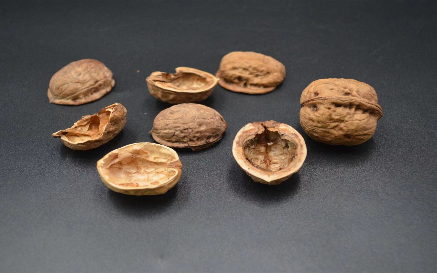 核桃壳千万别当垃圾扔这几个厉害用途花钱难买解决生活大烦恼