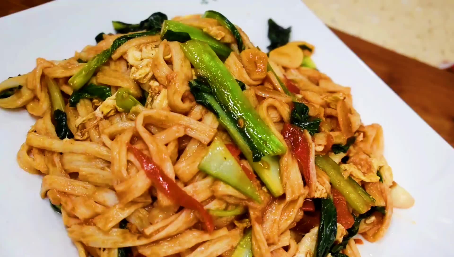 鸡蛋炒牛筋面不要再做错了,加入一点油菜和西红柿,小孩抢着吃_哔哩