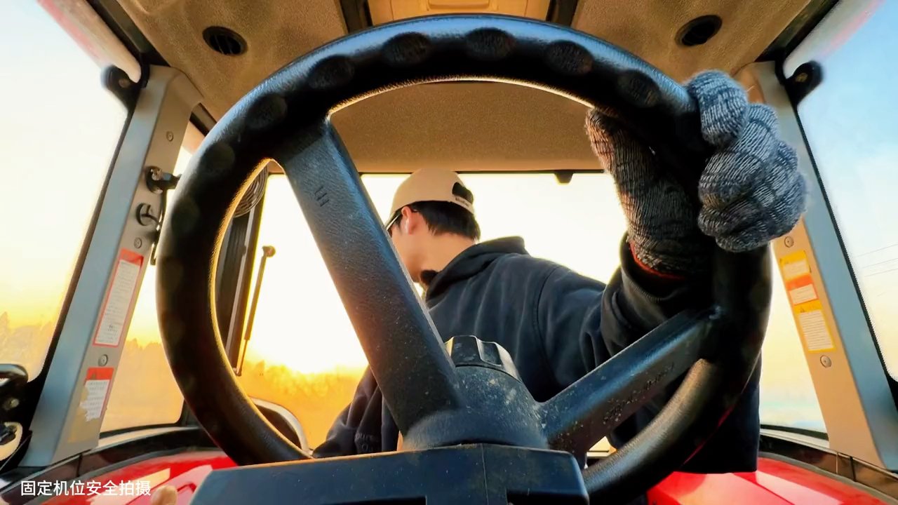 [蒋敦豪 | 十个勤天] 单手开拖拉机的大哥超帅!