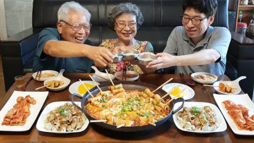 【韩国一家人】9.19 辣鱼饼刀削面拉面(水饺、泡菜、马格利酒)哔哩哔哩bilibili