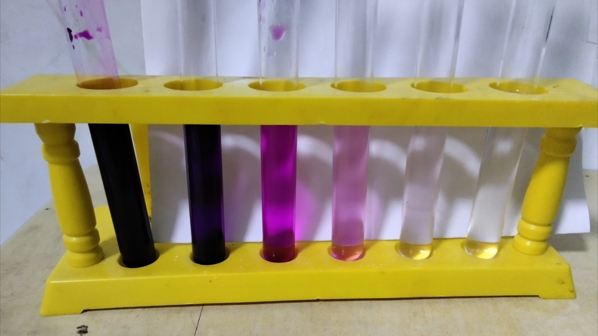 化学实验·多稀的高锰酸钾溶液才能看不出来颜色?