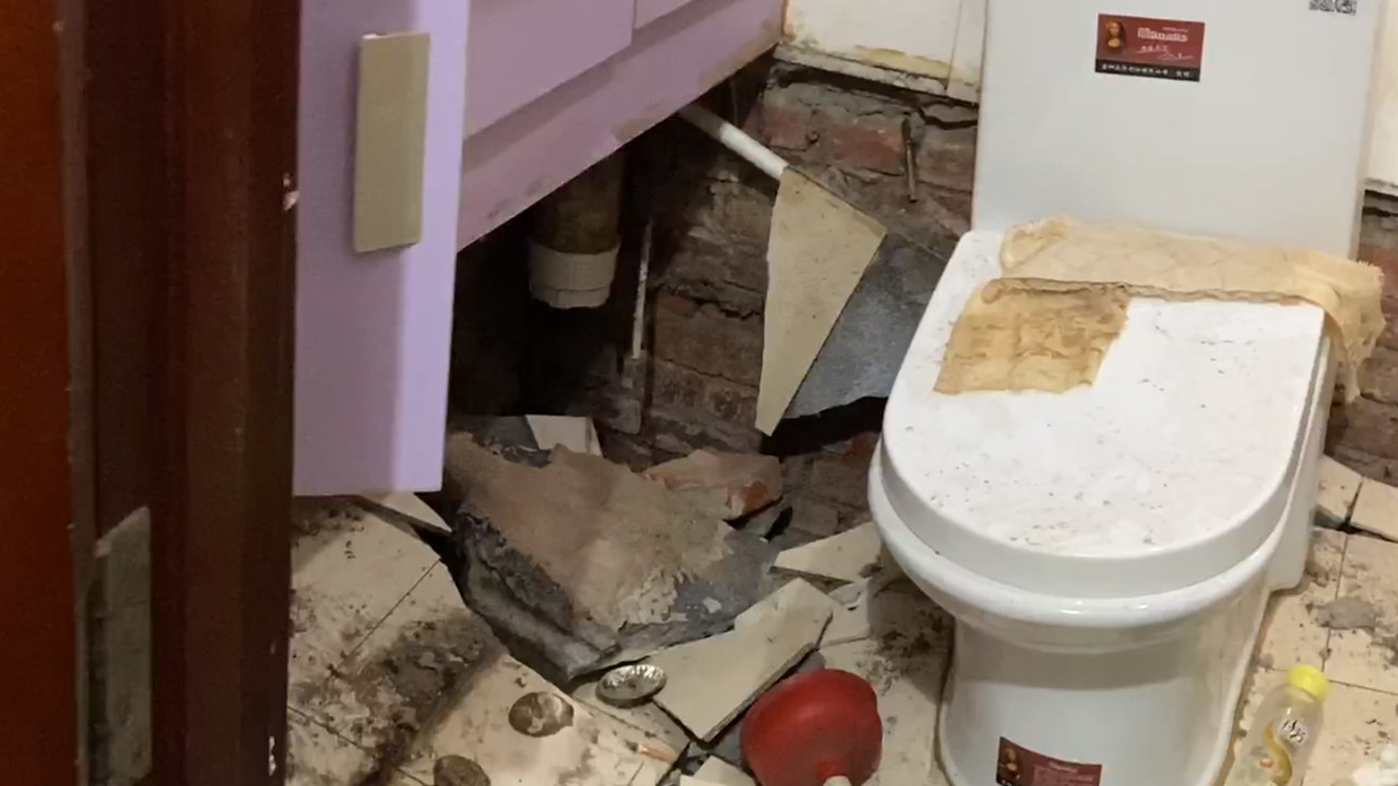 可怕!哈尔滨一家庭聚会突遭地面塌陷惊吓,卫生间下沉深度达1米