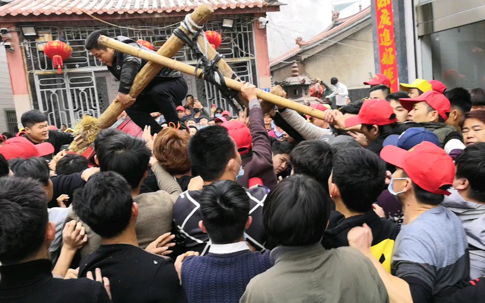 这大概是最刺激的抬神习俗了