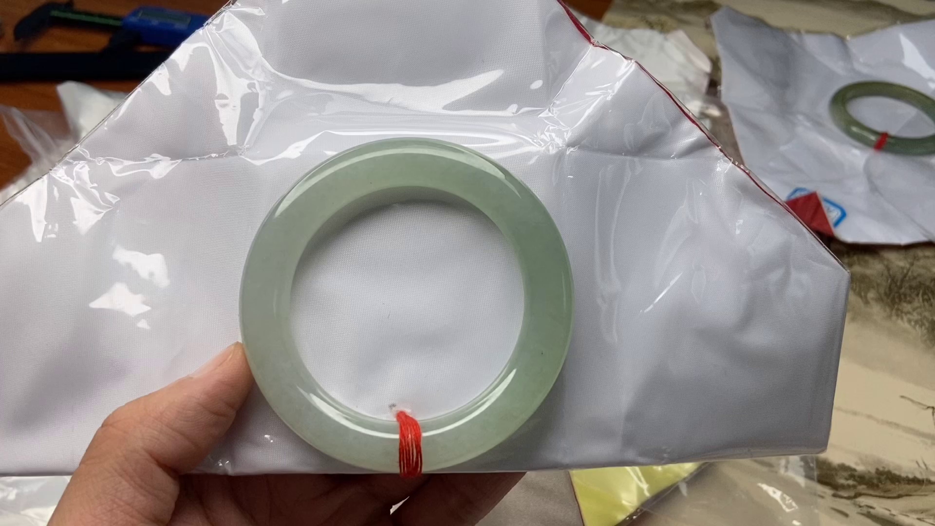 翡翠手镯为什么这么贵千数能收到什么样的手镯让老五带你看看