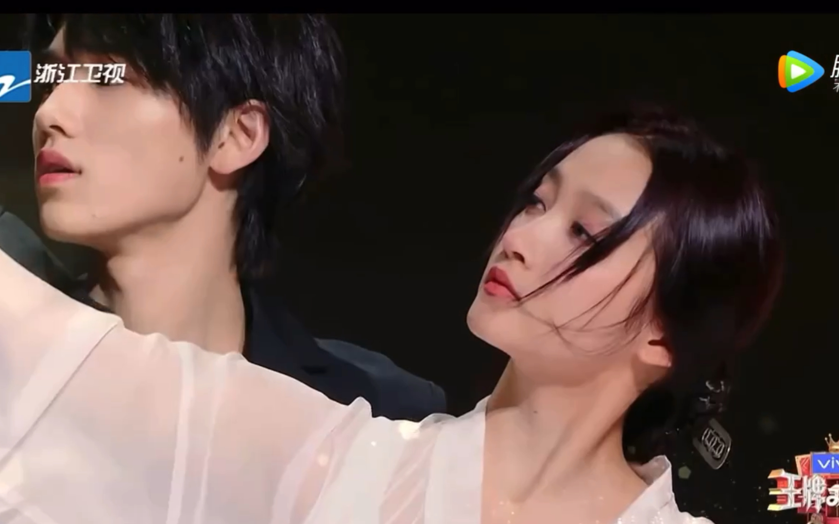 绝美舞台 关晓彤和宋亚轩演绎神话