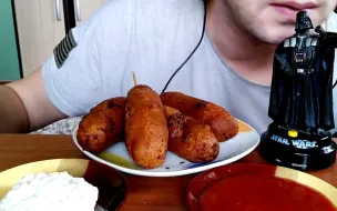 Descargar video: 【serbian eats a//r】塞尔维亚小哥吃热狗（早期视频）