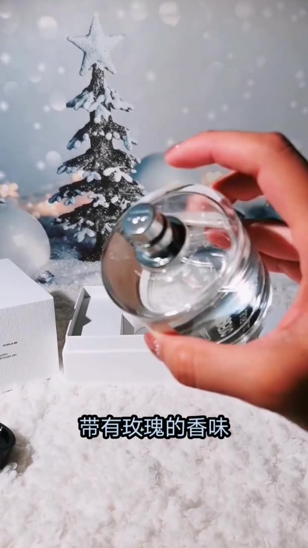 Byredo 超级雪松𐟌𒥉调:玫瑰中调:雪松后调:香根草 麝香很纯正的雪松香,带有一丝丝的甜味,穿上TA,仿佛走在一片雪地,远处若隐若现的几颗高...