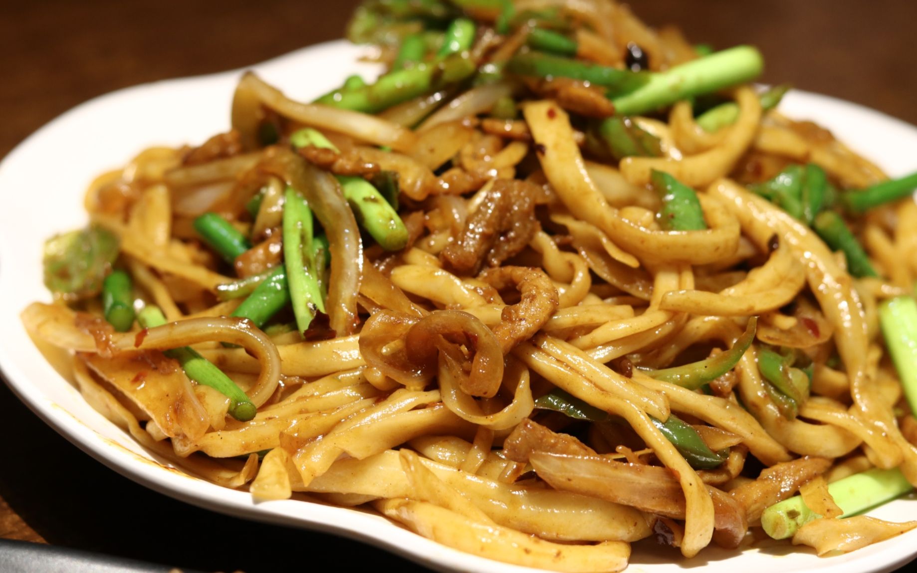 小哥吃新疆拉条子,点一份炒拉条,再来两串羊肉串,吃撑着了,真不是抠门