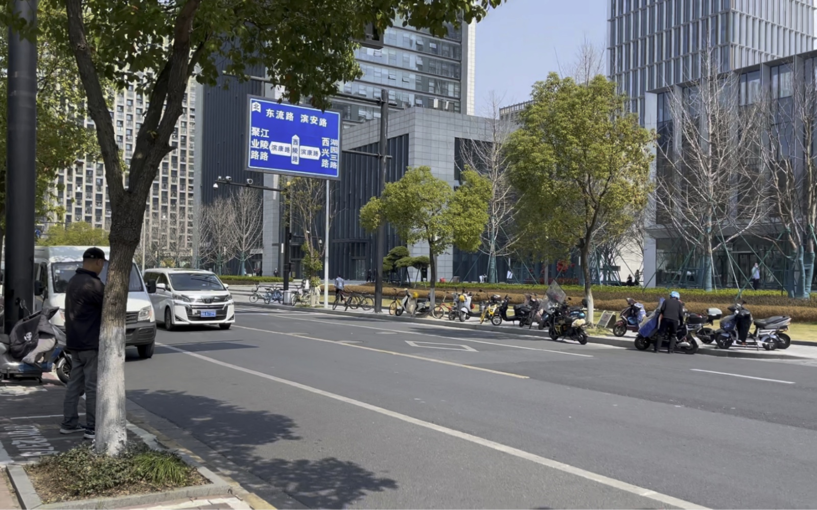 杭州街头现状,今天上午12点15分,浙江杭州,难以接受?