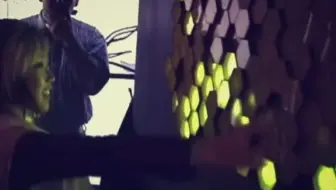 唛丁科技互动装置定制国外效果，美陈灯光动作人影灯，室内互动装饰设计