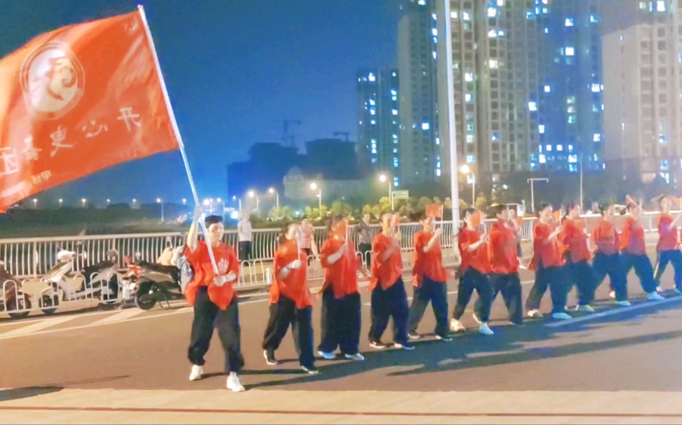 [图]《巢湖开心曳舞团》集体奔跑的方式祝:祖国生日快乐！繁荣昌盛！