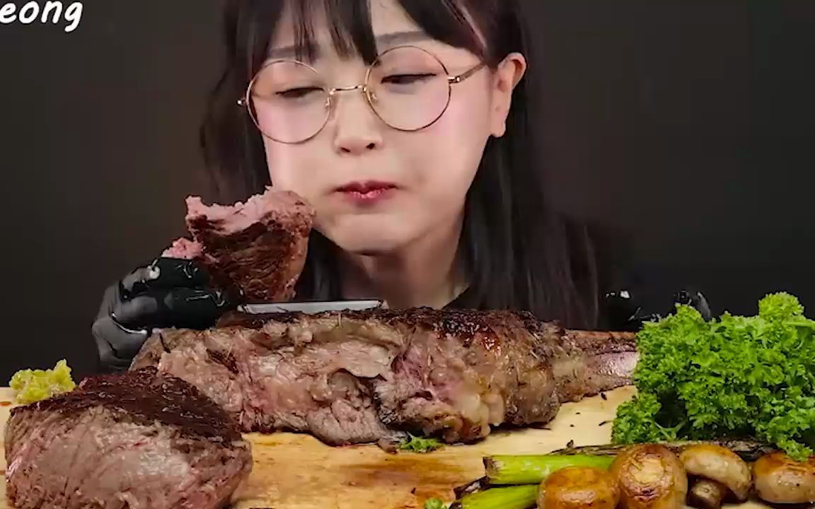 吃货小姐姐吃战斧牛排,一整块牛排啃着吃,网友:这家庭啥条件?