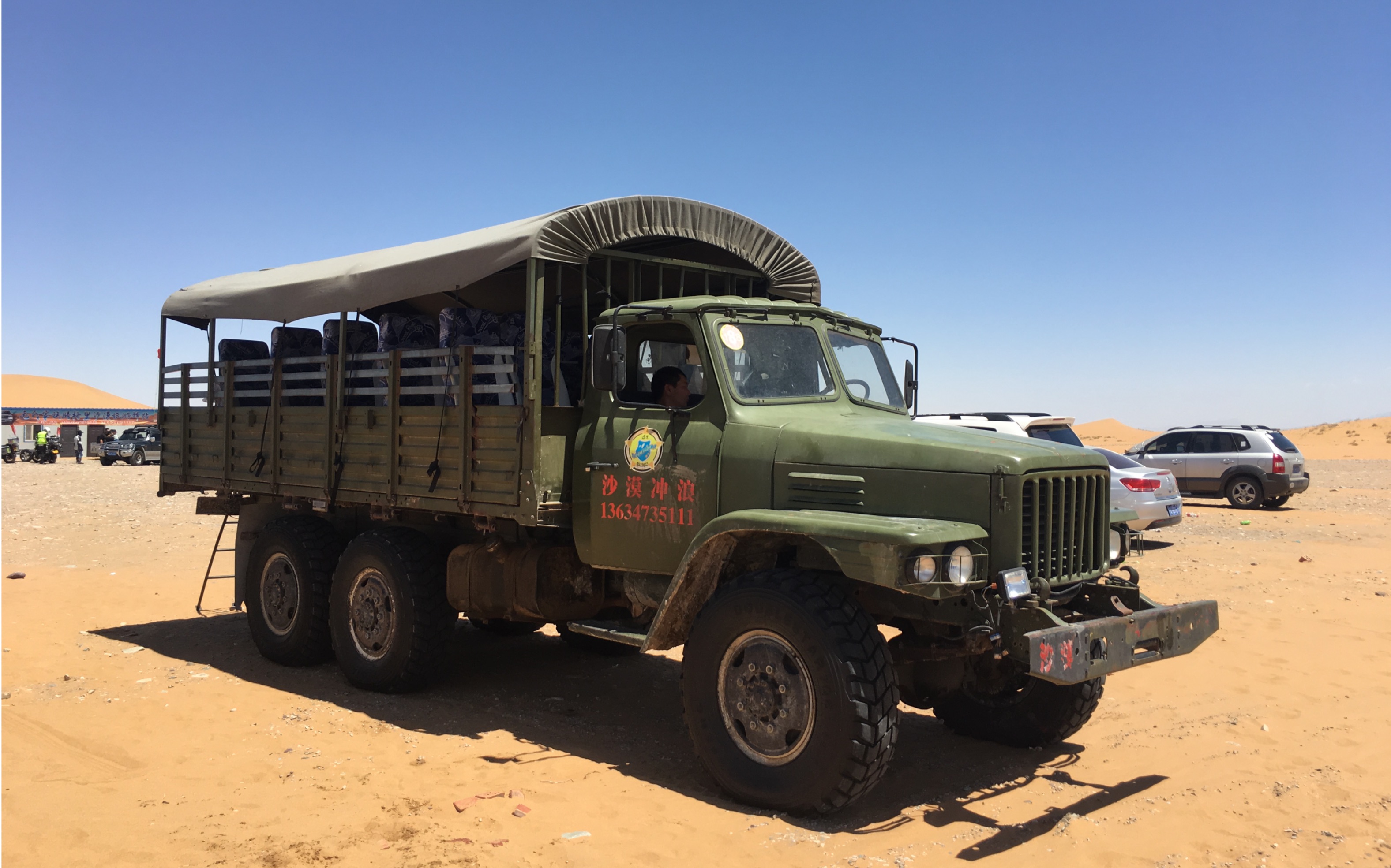 乘坐腾格里沙漠越野卡车