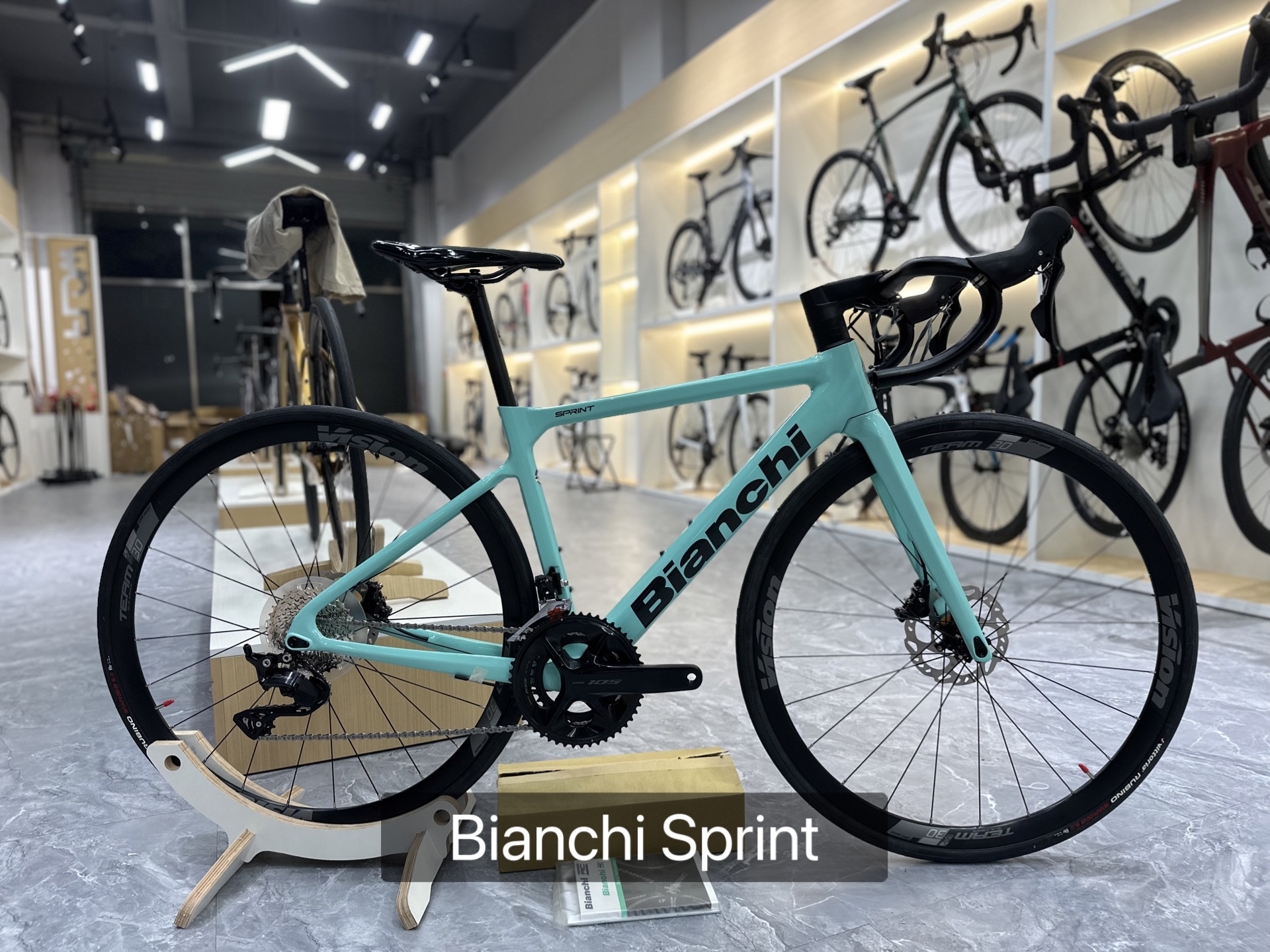 Bianchi Sprint 新款, 全内走设计,7120套件105油碟,铝合金轮组 官方原装车中国行货哔哩哔哩bilibili