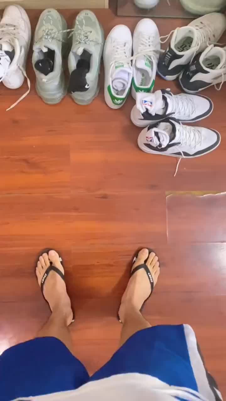 这双脚一看就臭,穿上康扣更臭 大包帅哥腹肌体育生小奶狗鲜肉男朋友