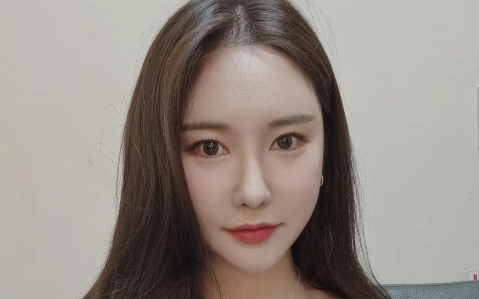 来看看南韩领花bravegirls的主唱玟莹吧