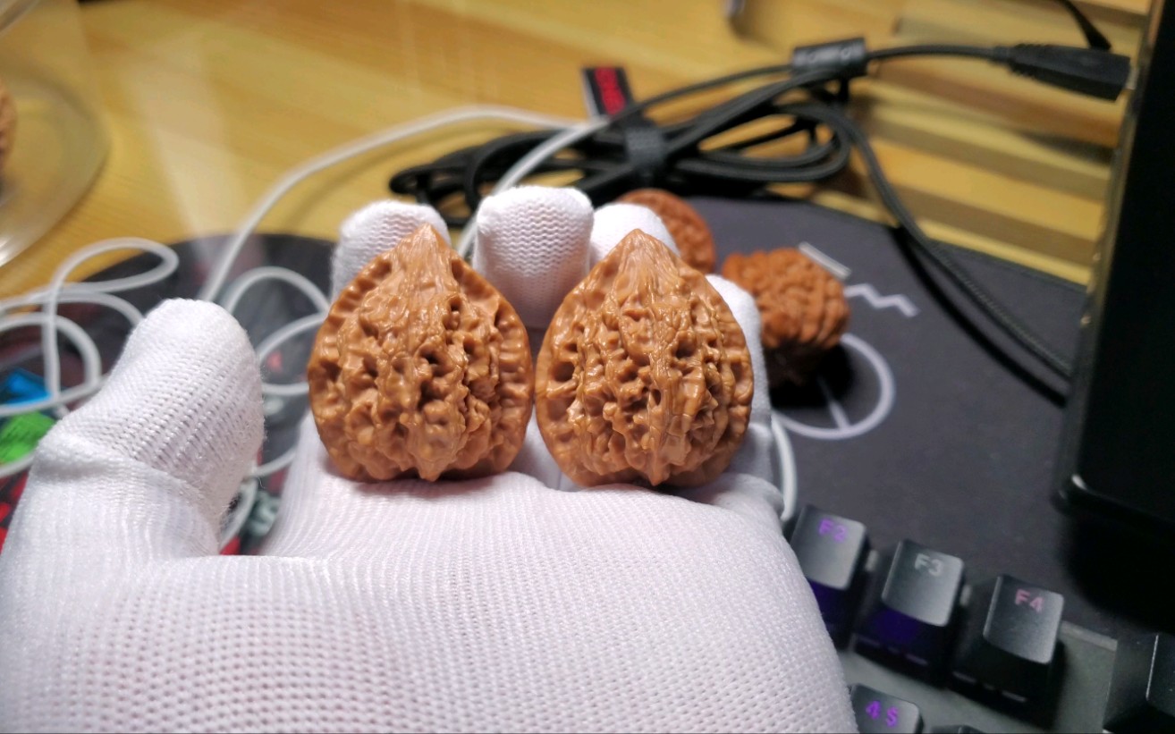 后期走色鸡血红的文玩核桃?十三陵鸡心文玩核桃