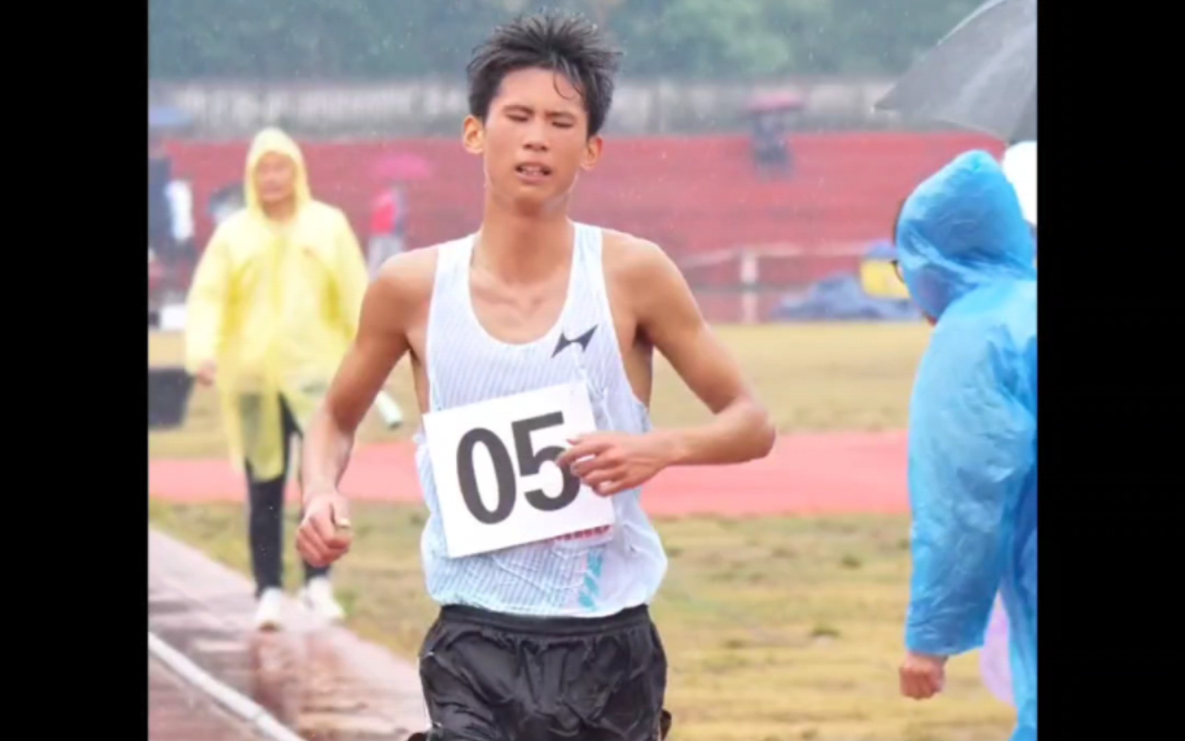 [图]🙈 大雨浇灭不了我对显眼包的热情