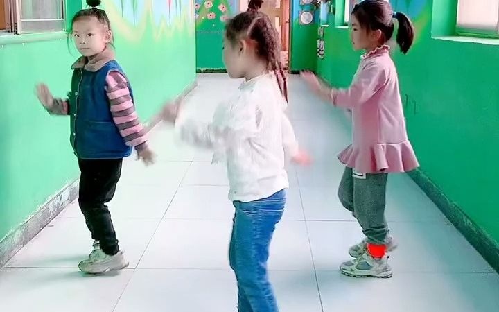 [图]幼儿舞蹈～微风轻拂你衣角