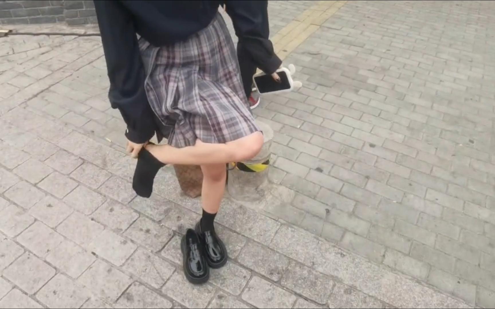 当街问路人jk小姐姐要袜袜~竟然马上给?