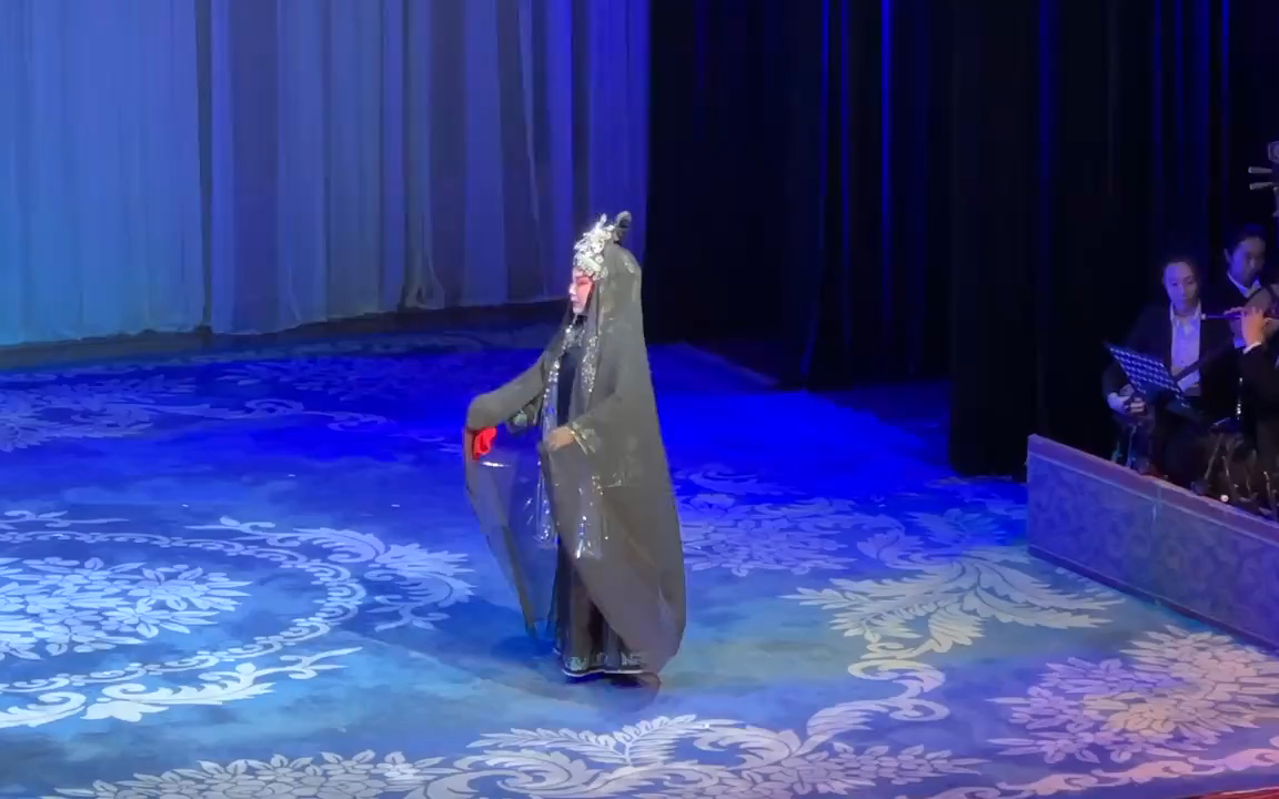 京剧演员表演国粹"鬼步",飘忽不定 犹如踩平衡车