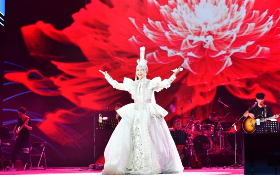 乌兰图雅化身白凤凰演唱凤凰飞 花开四季61最美演唱会